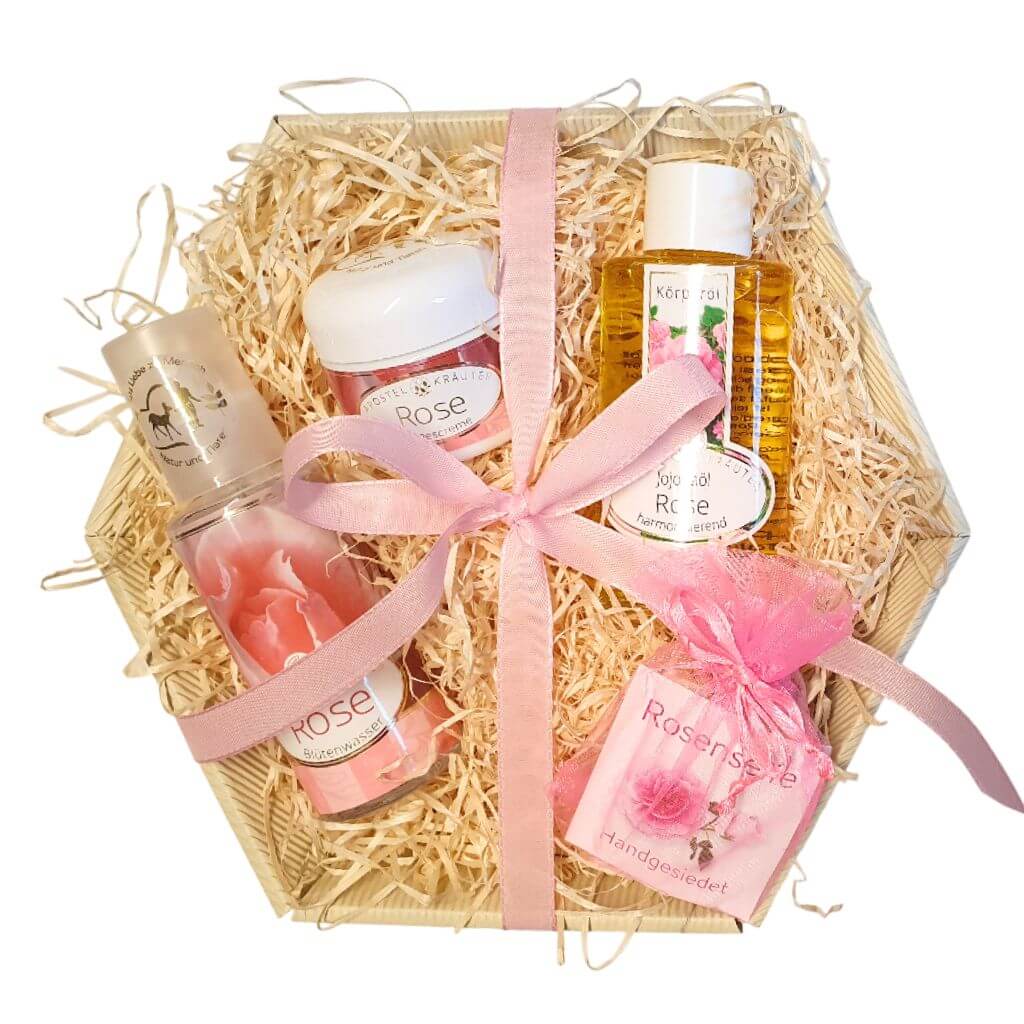 Geschenkkorb bestehend aus Rosen Blütenwasser, Rosen Tagescreme, Jojobaöl Rose sowie Rosen-Seife mini